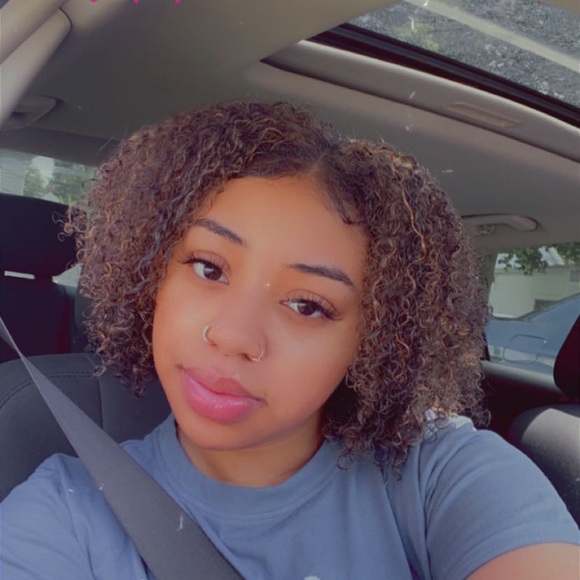 Profile Picture of Tatiyana Haythorne (@tatiyana6) on Poshmark