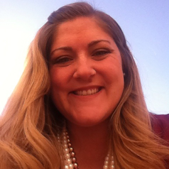 Profile Picture of Nicole Gunderson (@ngunders) on Poshmark