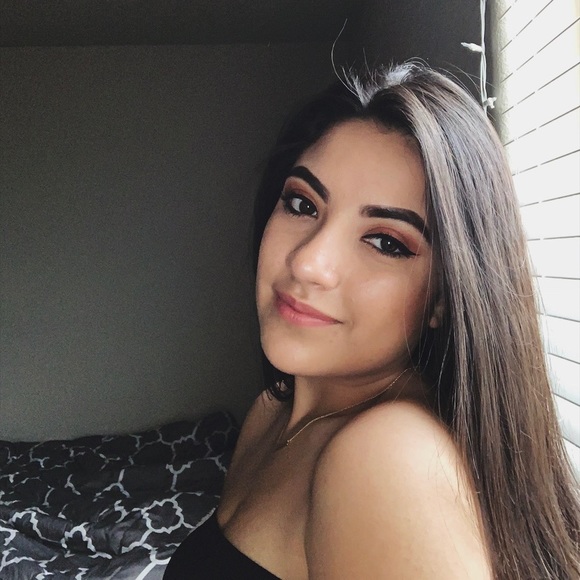 Profile Picture of Alexia Cano (@alexiaa9) on Poshmark
