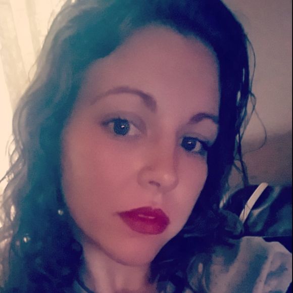 Profile Picture of Chelsea Halderman (@chelseahalderma) on Poshmark