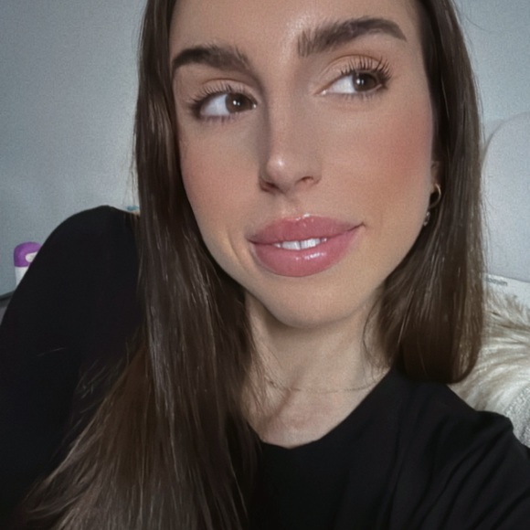 Profile Picture of Olivia Ivic (@livivic) on Poshmark