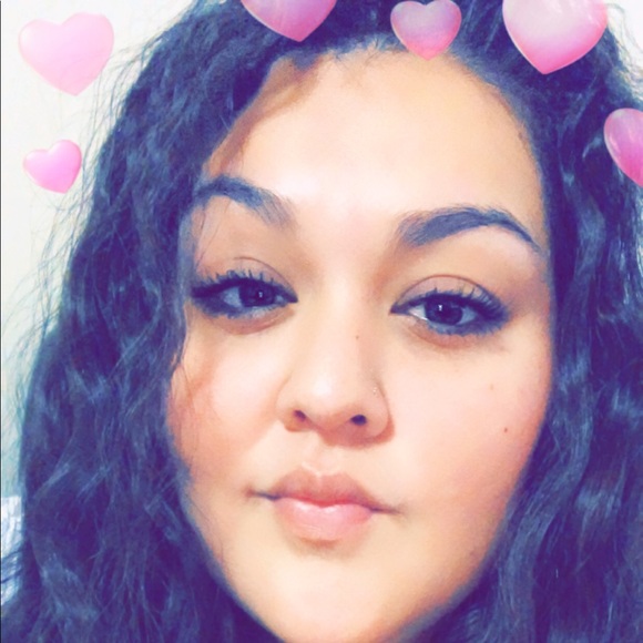 Profile Picture of Paulette Gonzalez (@paulette0914) on Poshmark