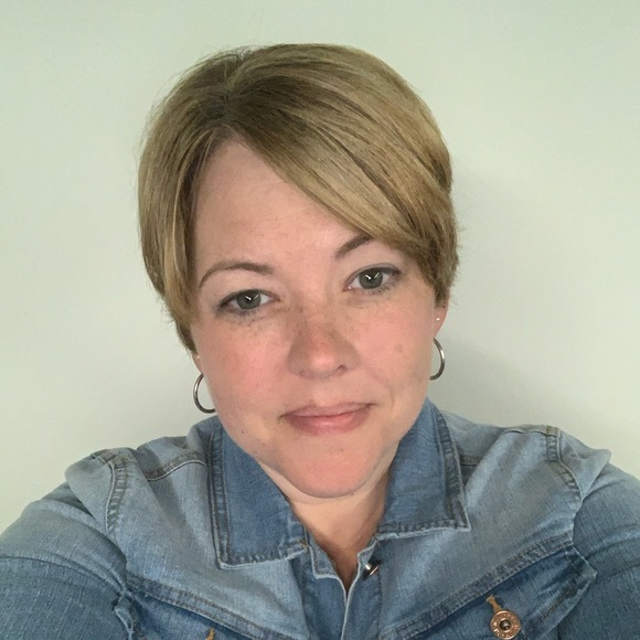 Profile Picture of Rebecca Colizzi (@rebeccacolizzi) on Poshmark