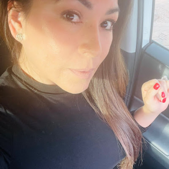 Profile Picture of Mariela Alvarez (@marielaalvar650) on Poshmark