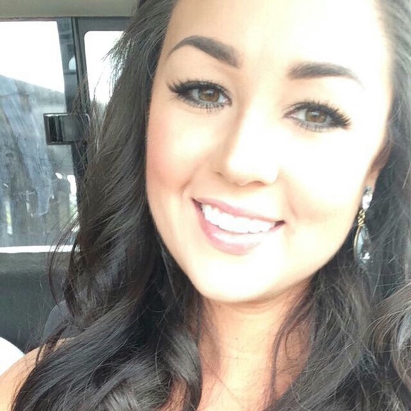 Profile Picture of Amanda Mecum (@amandamecum) on Poshmark
