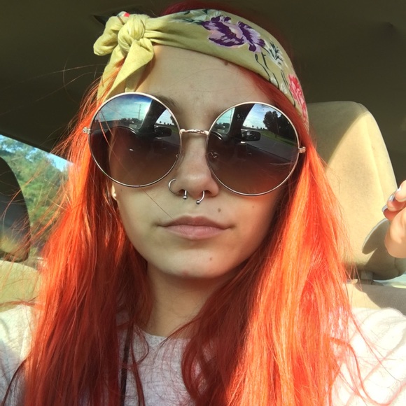 Profile Picture of Taylor Renfro (@gothtrash) on Poshmark