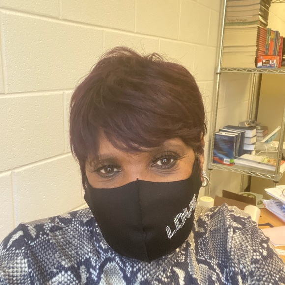 Sharon Massenburge - Poshmark Profile Picture of Sharon Massenburge (@smassenburge) on Poshmark