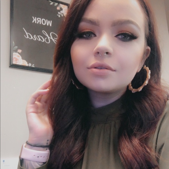 Profile Picture of Crystal Starcher (@rosierampage666) on Poshmark