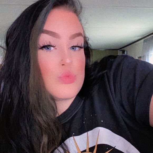 Profile Picture of Hailey Quinn (@haileysarahq) on Poshmark