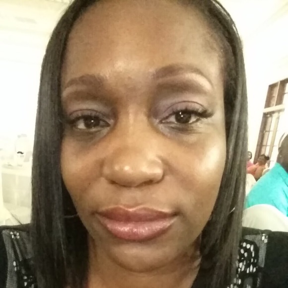 Profile Picture of De'borah Coggins (@dhacoggins) on Poshmark