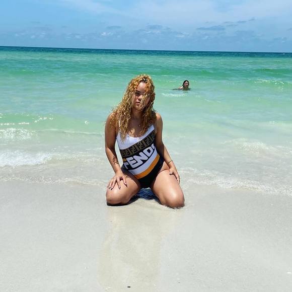 Profile Picture of Luisa Cabrera (@luisayamed) on Poshmark