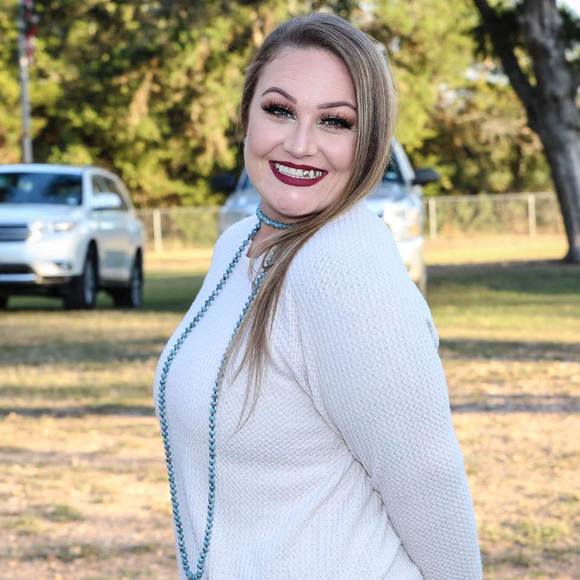 Profile Picture of Andrea Mesa (@andreammesa89) on Poshmark