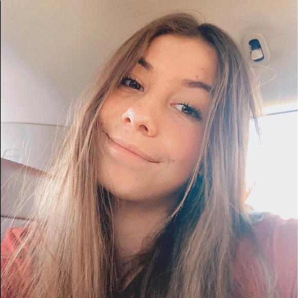 Profile Picture of Alyssa Robison (@robison_alyssa) on Poshmark