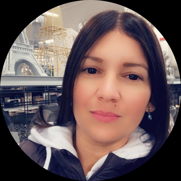 Profile Picture of Eva Reyna (@evalarreina) on Poshmark