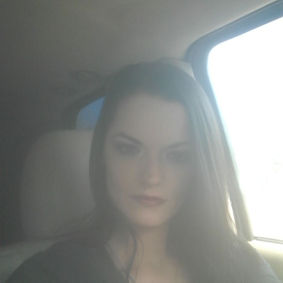 Profile Picture of Kelli Glore (@stevenkelli) on Poshmark