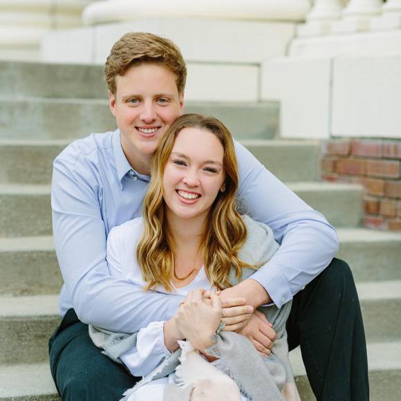 Profile Picture of Ashleigh Veltman (@aeveltman) on Poshmark