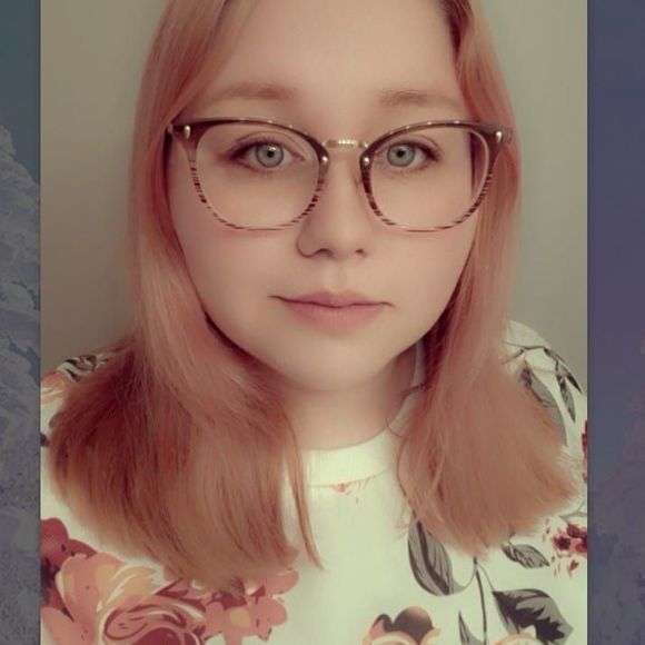 Profile Picture of Sarah Dunham (@sarsmileslots) on Poshmark