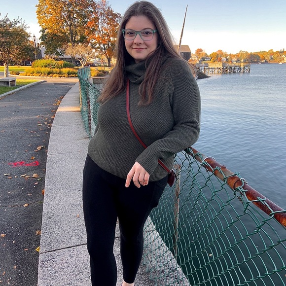 Profile Picture of Amanda Calabro (@amandacalabro) on Poshmark