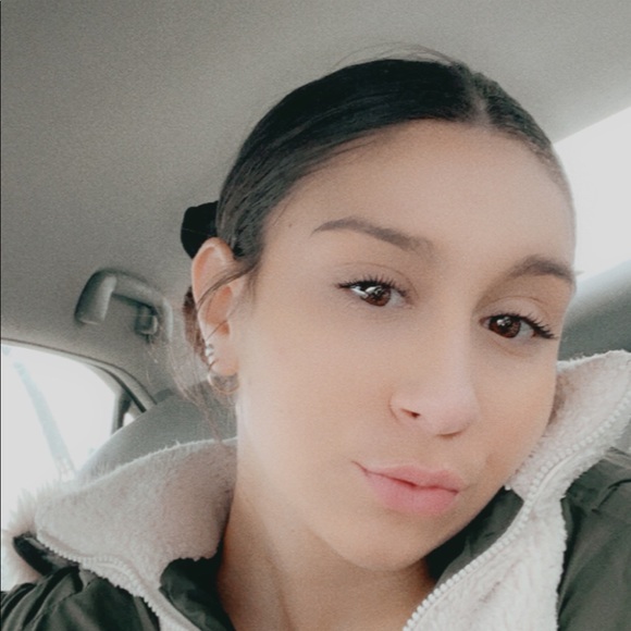 Profile Picture of Bella Fusaro (@bellarose395) on Poshmark