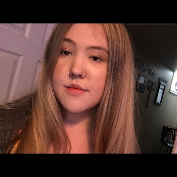 Profile Picture of Shay Travis (@shaylin103) on Poshmark