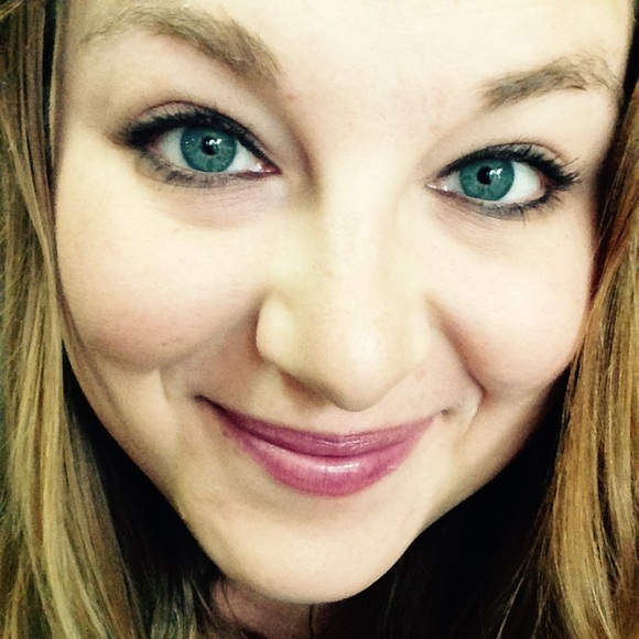 Profile Picture of Anika Larson (@poshmarkika) on Poshmark