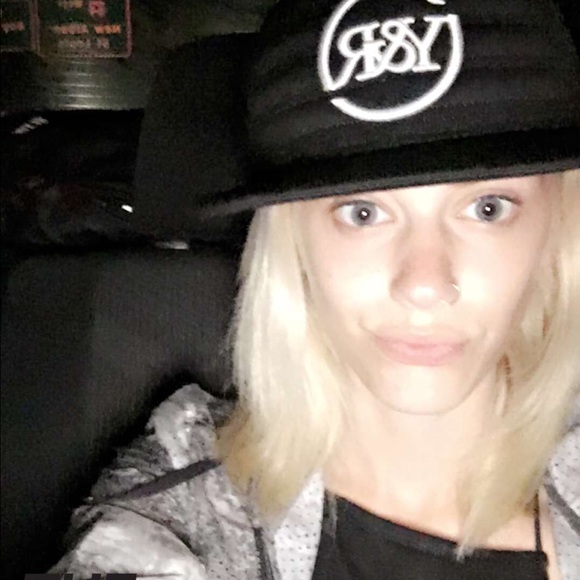 Taylor Cuozzo - Poshmark Profile Picture of Taylor Cuozzo (@taycuozz) on Poshmark