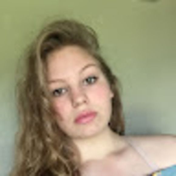 Profile Picture of Olivia Fultz. (@fultzolivia2) on Poshmark