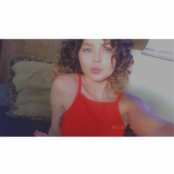 Profile Picture of Danielle Spray (@danielle_spray) on Poshmark