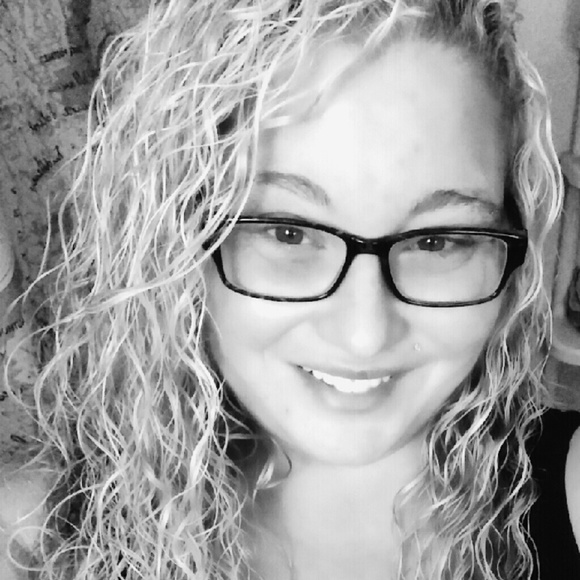 Profile Picture of Kari Grubaugh (@kgrubaugh) on Poshmark