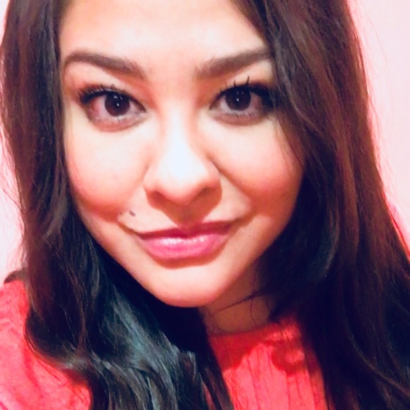 Profile Picture of Ariella Hart (@ariellahart) on Poshmark