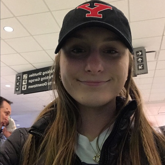 Profile Picture of Lauren Ottensmeyer (@laurenotts) on Poshmark