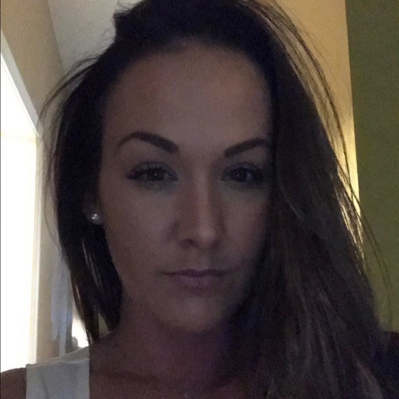 Profile Picture of Natalia Roberts (@nataliaroberts) on Poshmark