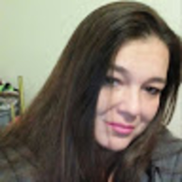 Profile Picture of Angelique Mccloskey (@angelique6331) on Poshmark