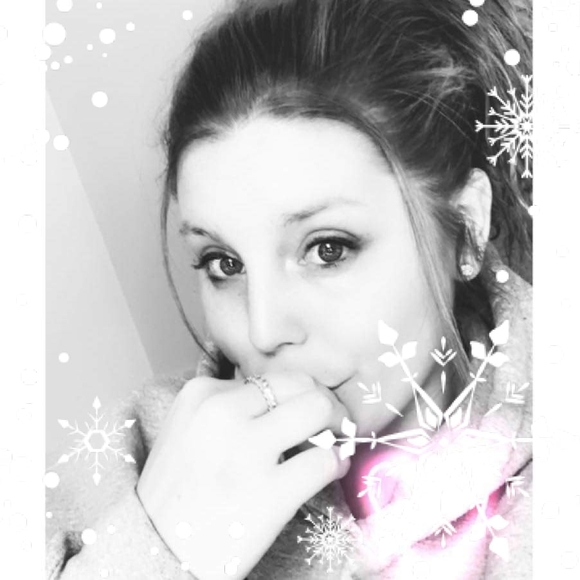 Profile Picture of Nikki Benter (@kacymarie16) on Poshmark