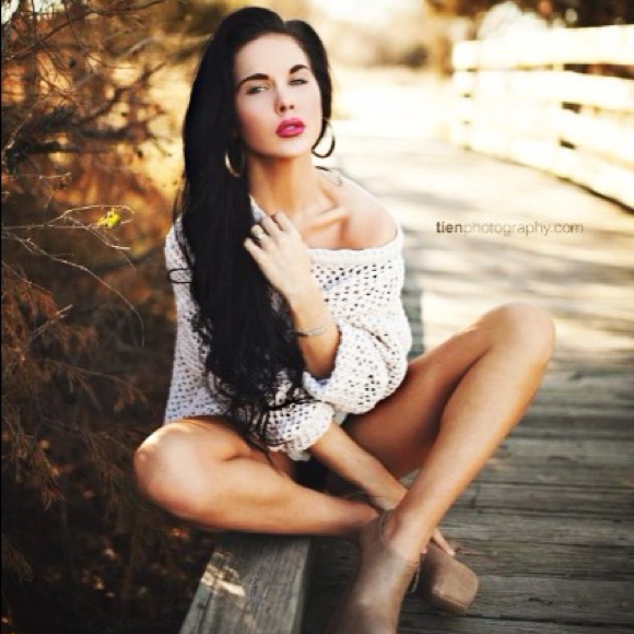 Profile Picture of Danielle Vines (@golddddddvines) on Poshmark