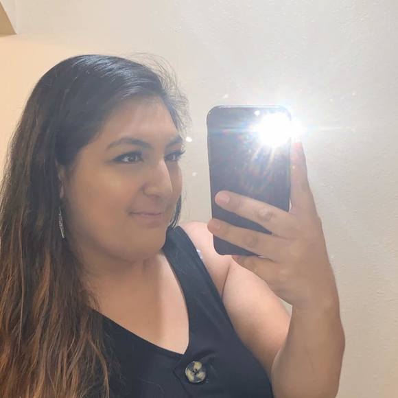 Profile Picture of Michelle Arambula (@m_arambula) on Poshmark