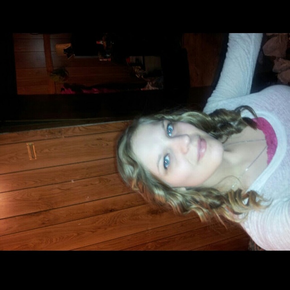 Profile Picture of Julie Dygert (@juliedygert) on Poshmark