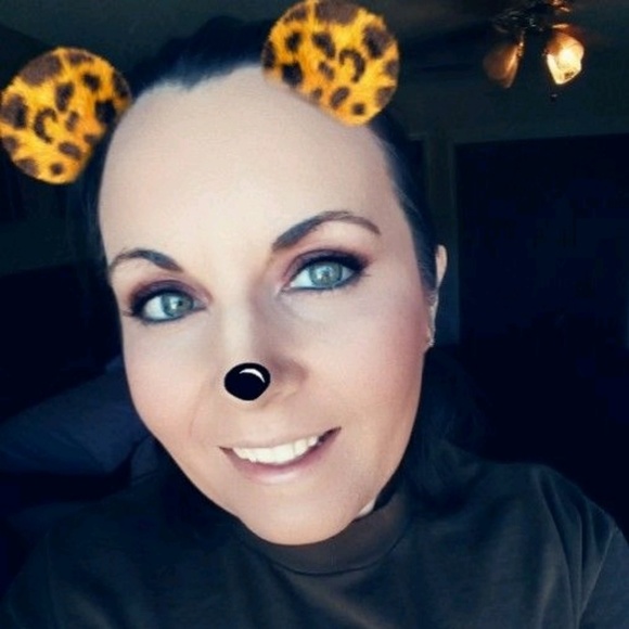 Profile Picture of Sharon Haney (@shayhaney) on Poshmark