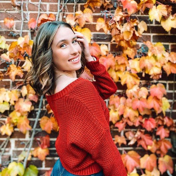 Profile Picture of Mia Charnon (@miacharnon) on Poshmark