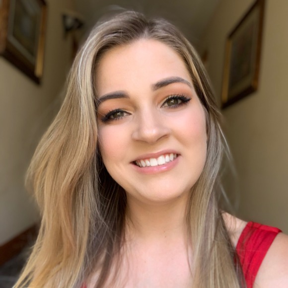Profile Picture of Laura Valine (@lauradiane15) on Poshmark