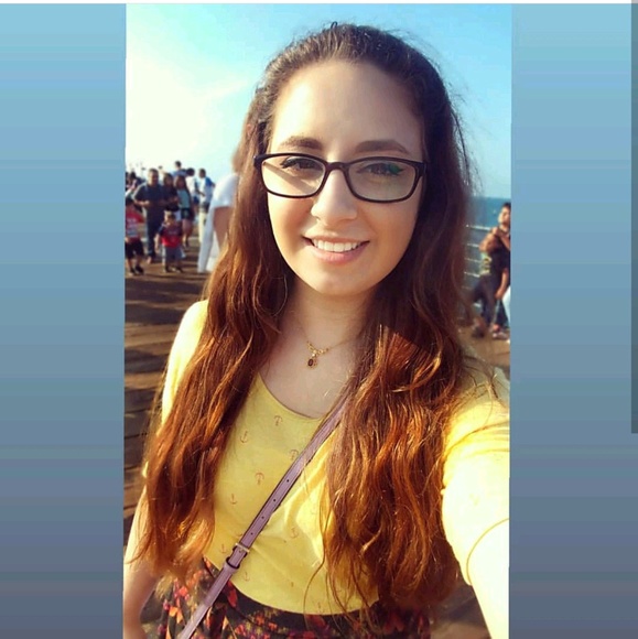 Profile Picture of Angie Fourhman (@angie102cook) on Poshmark