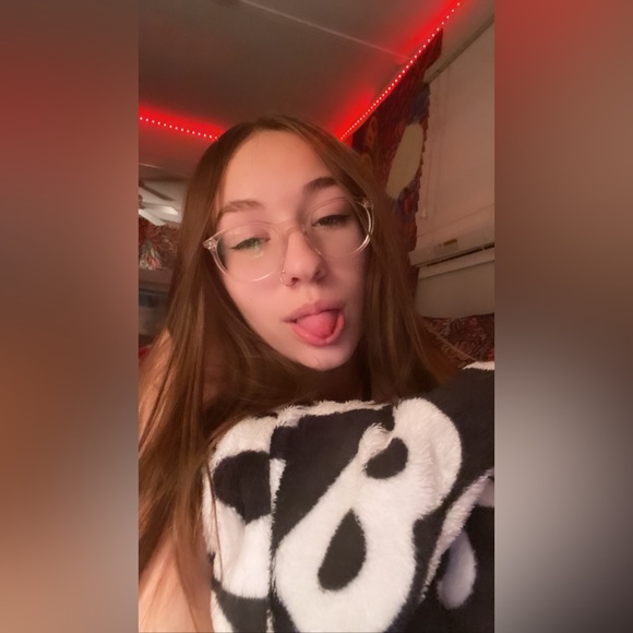 Profile Picture of Kaelyn Pratt (@kaelynpratt) on Poshmark