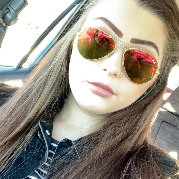 Profile Picture of Alexa Greer (@alexagreer470) on Poshmark