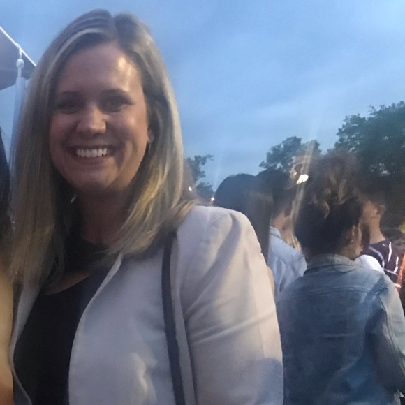 Profile Picture of Margo Schoolfield (@margoscho1) on Poshmark