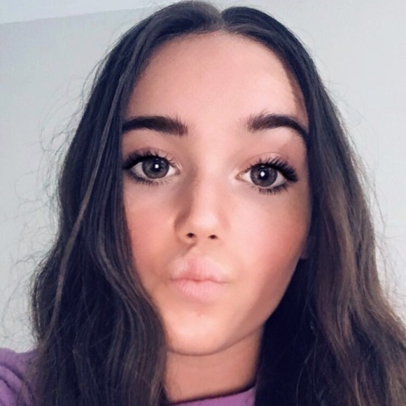 Profile Picture of Mia Scavuzzo (@mia_scavuzzo) on Poshmark