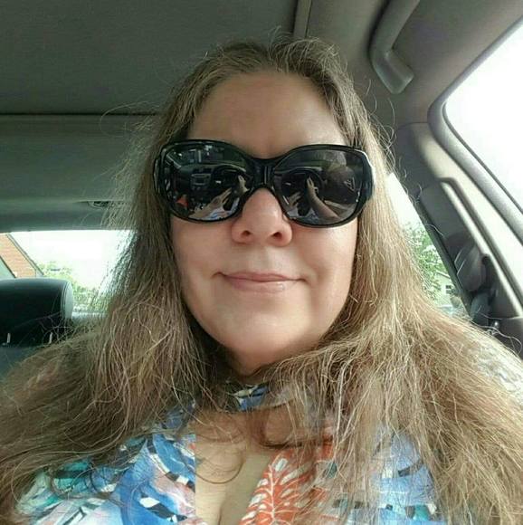 Profile Picture of Heather Nabel (@aliceindaliland) on Poshmark