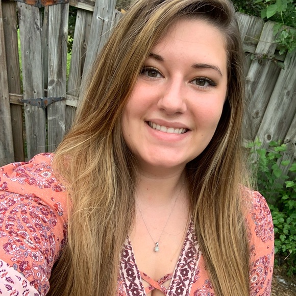 Profile Picture of Danielle Hembree (@dhembree3) on Poshmark