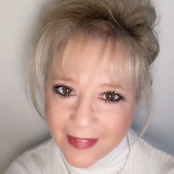 Profile Picture of Beth Laurine (@blaurine) on Poshmark