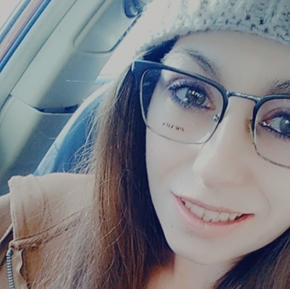 Profile Picture of Alice Gay (@aliceann96) on Poshmark