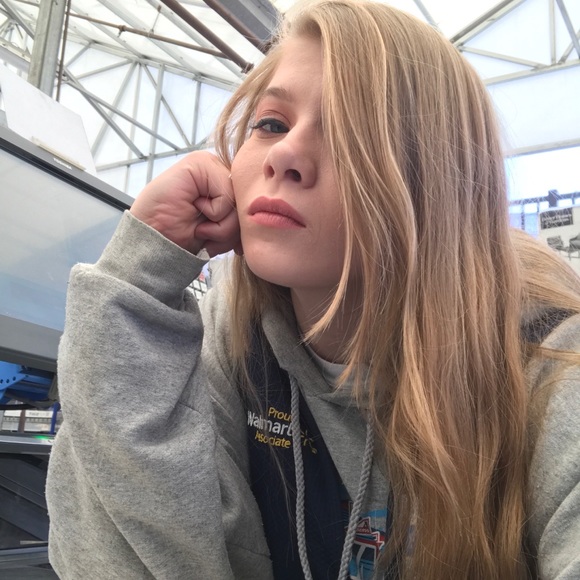 Profile Picture of Kylleighan Barlup (@kylkeighan) on Poshmark